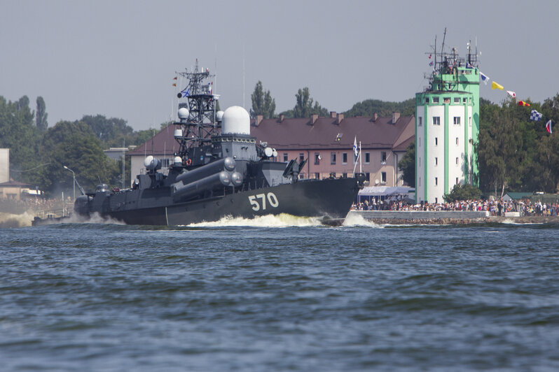 В Балтийске прошёл военно-морской парад в честь Дня ВМФ (фоторепортаж) - Новости Калининграда | Фото: Александр Подгорчук