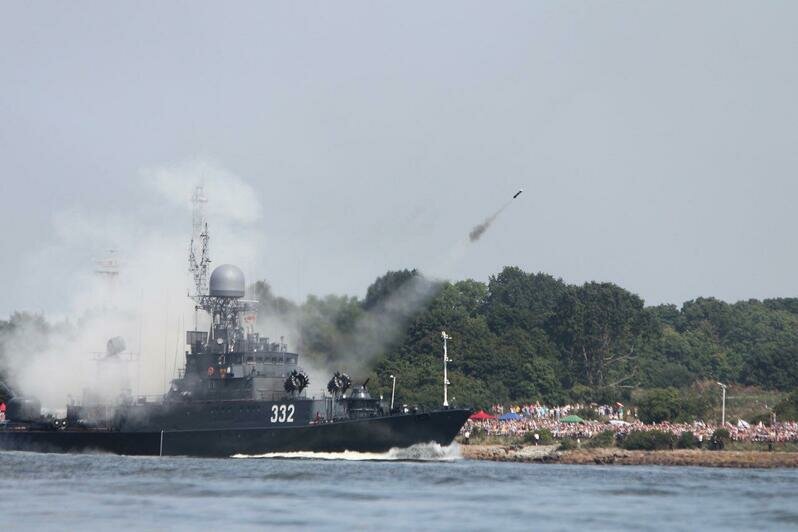 В Балтийске прошёл военно-морской парад в честь Дня ВМФ (фоторепортаж) - Новости Калининграда | Фото: Александр Подгорчук