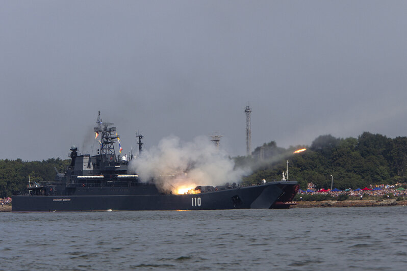 В Балтийске прошёл военно-морской парад в честь Дня ВМФ (фоторепортаж) - Новости Калининграда | Фото: Александр Подгорчук