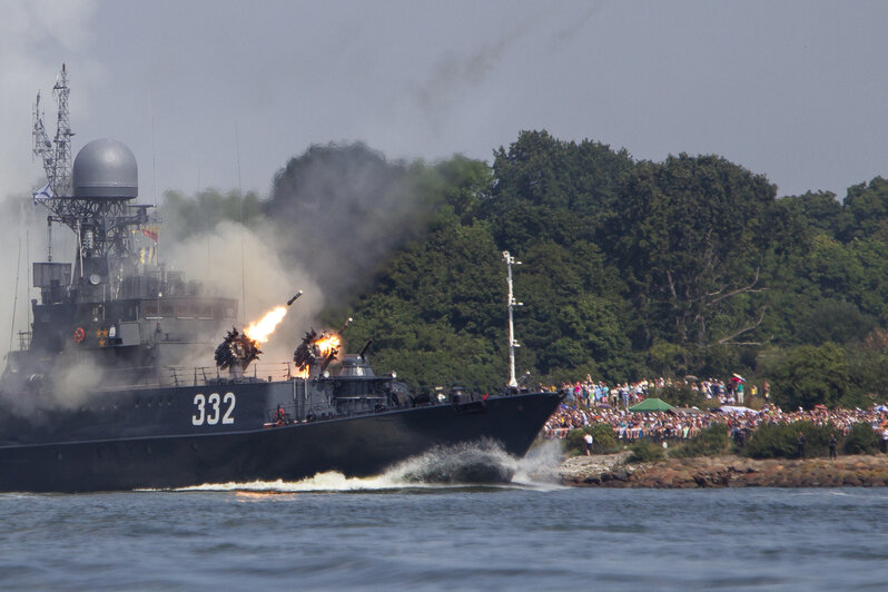 В Балтийске прошёл военно-морской парад в честь Дня ВМФ (фоторепортаж) - Новости Калининграда | Фото: Александр Подгорчук