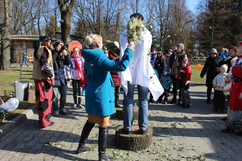 Бои на подушках, хороводы и сжигание чучела: в Калининградском зоопарке готовятся отмечать Масленицу (программа) - Новости Калининграда