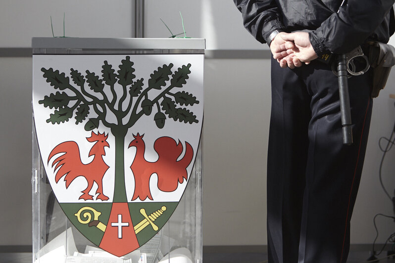 <div style="text-align: justify;">
	В воскресенье, 18 марта, корреспонденты &amp;quot;Клопс&amp;quot; наблюдали за тем, как проходят выборы в Калининграде и в области. Выборы президента-2018&amp;nbsp;<span style="color: rgb(51, 51, 51); font-family: Arial, Helvetica, sans-serif; font-size: 13px;">&amp;mdash; в фоторепортаже Александра Подгорчука.&amp;nbsp;</span></div>
