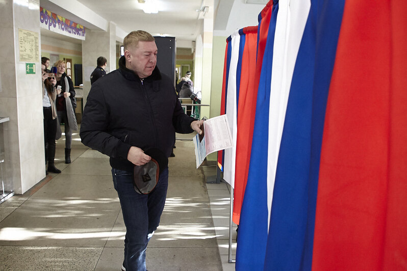 <div style="text-align: justify;">
	В воскресенье, 18 марта, корреспонденты &amp;quot;Клопс&amp;quot; наблюдали за тем, как проходят выборы в Калининграде и в области. Выборы президента-2018&amp;nbsp;<span style="color: rgb(51, 51, 51); font-family: Arial, Helvetica, sans-serif; font-size: 13px;">&amp;mdash; в фоторепортаже Александра Подгорчука.&amp;nbsp;</span></div>
