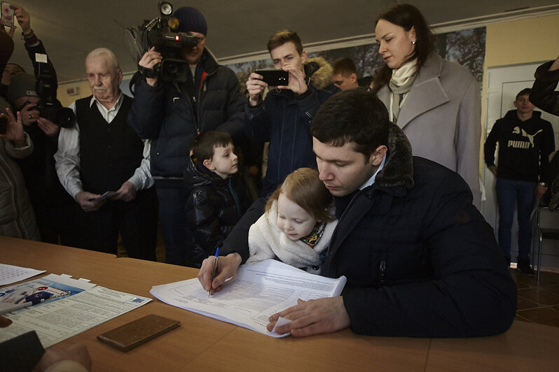 <div style="text-align: justify;">
	В воскресенье, 18 марта, корреспонденты &amp;quot;Клопс&amp;quot; наблюдали за тем, как проходят выборы в Калининграде и в области. Выборы президента-2018&amp;nbsp;<span style="color: rgb(51, 51, 51); font-family: Arial, Helvetica, sans-serif; font-size: 13px;">&amp;mdash; в фоторепортаже Александра Подгорчука.&amp;nbsp;</span></div>
