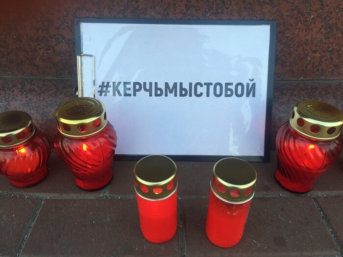 Калининградцы приносят на пл. Победы цветы в память о погибших в Керчи - Новости Калининграда | Александр Подгорчук / &quot;Клопс&quot;