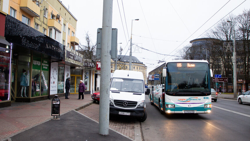 В Калининграде из-за новой остановки на Театральной на месте бывшей парковки массово эвакуируют машины - Новости Калининграда | Фото: Александр Подгорчук / &quot;Клопс&quot;