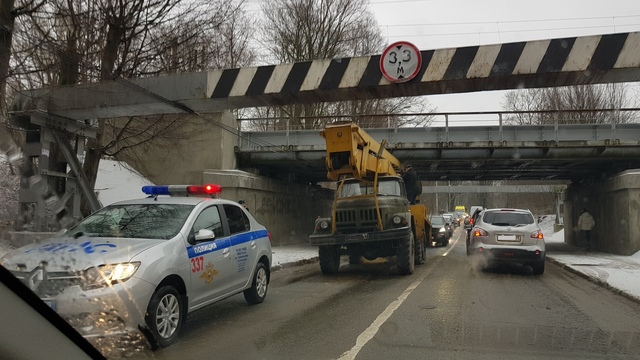 На ул. Островского под железнодорожным мостом застряла автовышка (фото)