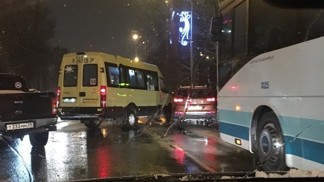 Улица Невского встала в пробке из-за ДТП с маршруткой (фото)