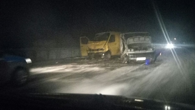 В Калининграде на Большой Окружной столкнулись Mercedes и Renault (фото)