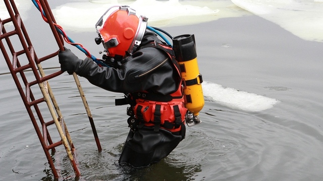 Водолазы Балтфлота отработали спуски в ледяную воду (фото)