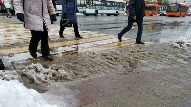 Маршрутки буксуют, пешеходы прыгают через лужи: Калининград погряз в каше из тающего снега (фото)