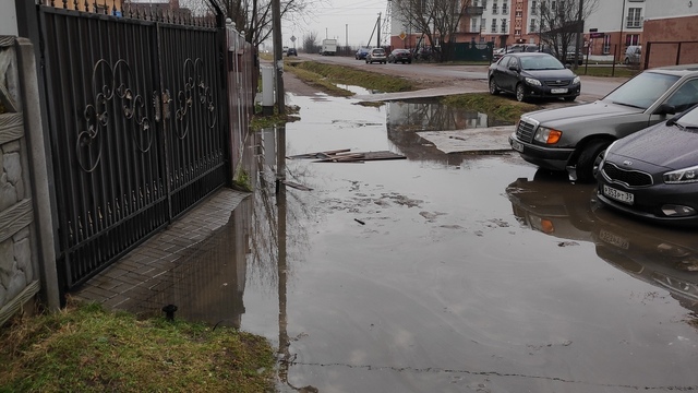 На ул. Степной в Малом Васильково люди не могут выйти во двор из-за лужи (видео)