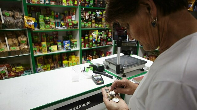 Госдума назвала окончательный срок внедрения оплаты картами в магазинах и киосках