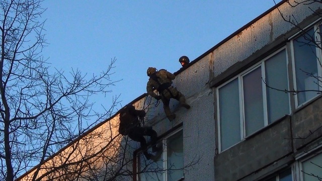 Опубликовано видео взятия штурмом наркопритона в Светлом