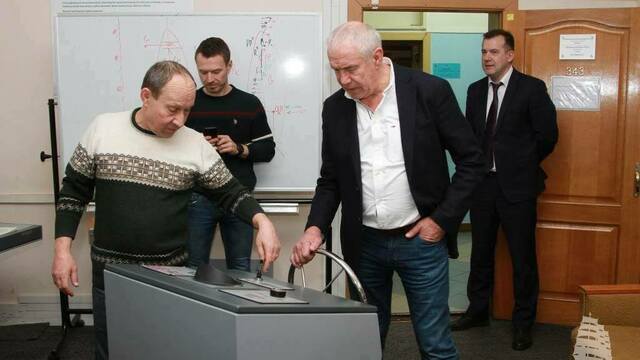 Артисту Сергею Гармашу в БГАРФ подарили гобелен с изображением 