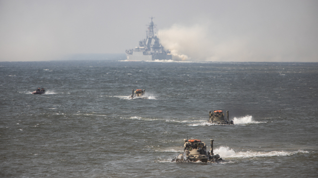 Балтфлот провёл учения по высадке морского десанта на полигоне Хмелёвка (фоторепортаж)