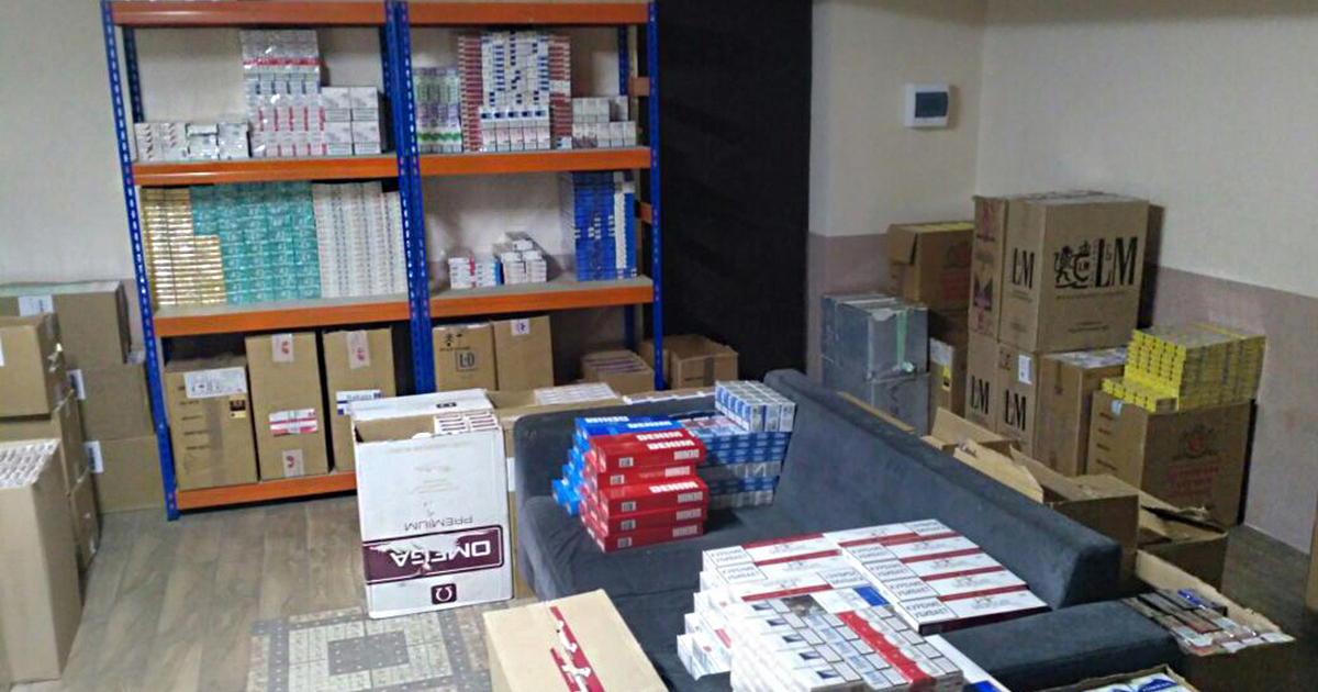 Выкладка табачной продукции. Оптовый склад сигарет. Склад сигарет. Блок сигарет. Склад табачных изделий.