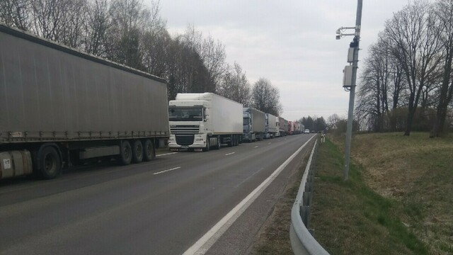 Калининградские грузовики застряли в восьмикилометровой пробке на погранпереходе в Кибартае 