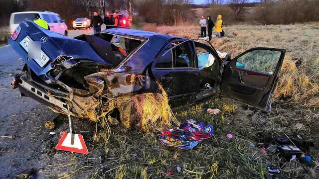 Очевидцы: на Балтийской трассе Mercedes с двумя детьми в салоне врезался в отбойник и перевернулся