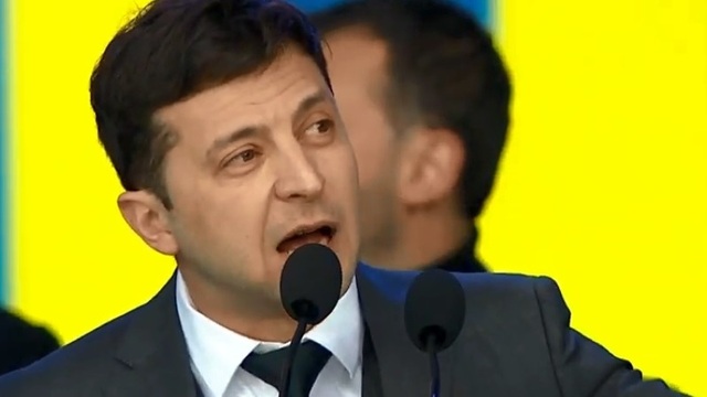 Во время дебатов в Киеве Зеленский назвал себя “приговором” Порошенко