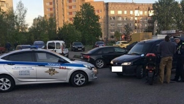 На Батальной Peugeot столкнулся со скутером, пострадала женщина