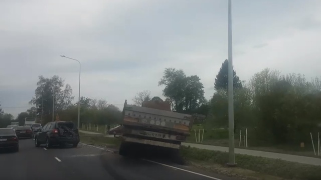 В Переславском произошло массовое ДТП, фура вылетела в кювет (видео)