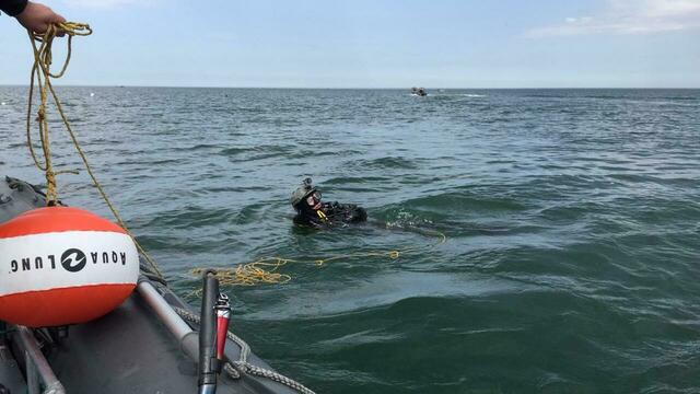 В Балтийском море задержали нелегальных добытчиков янтаря с 39 килограммами камня (фото, видео)