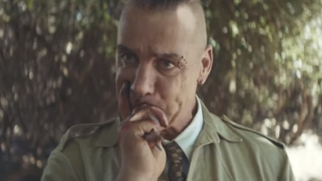В новом клипе Rammstein Тилль Линдеманн заговорил по-русски