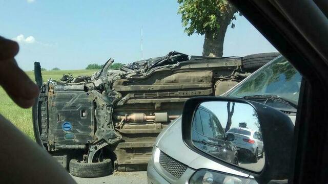 В Зеленоградском районе Hyundai врезался в легковушку и перевернулся, собирается пробка (фото)