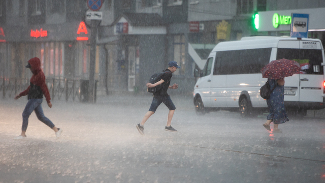 Пробки, град и залитые улицы: гроза в Калининграде (обновлено)