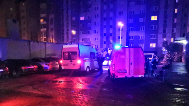 В Калининграде жильцов многоэтажки эвакуировали после того, как их сосед поджёг квартиру