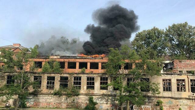 На Нижнем озере горит заброшенное здание у бывшего ликёроводочного завода (фото, видео)