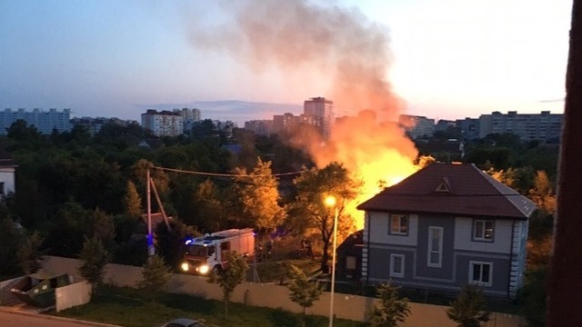 На ул. Громовой в Калининграде загорелся дачный дом (фото, видео)