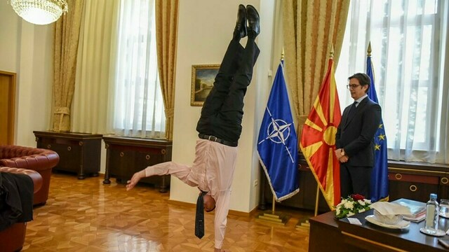 Посол Израиля продемонстрировал стойку на одной руке на встрече с президентом Македонии (фото)
