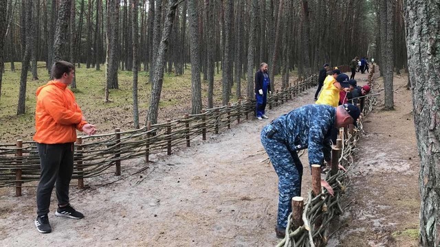 Студенты из девяти стран построили плетень на главной аллее Танцующего леса (фото)