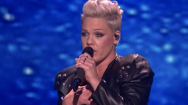 В Дании при посадке загорелся самолёт с командой певицы Pink