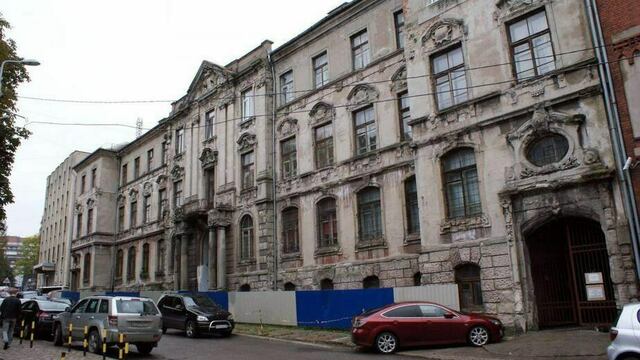 В Калининграде отремонтируют разрушающееся здание в стиле необарокко на ул. Тюленина