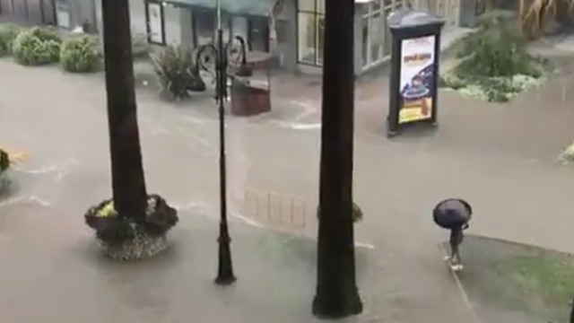 На Сочи обрушился сильный ливень, сохранятеся угроза смерчей (видео)