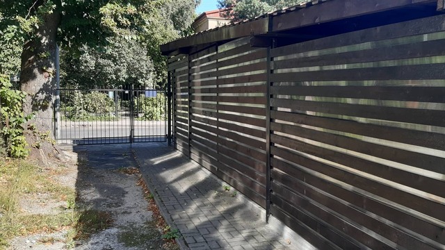 На двух улицах Калининграда жители незаконно поставили заборы, захватив землю под гараж и палисадники