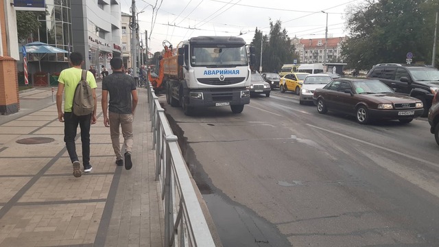 На Ленинском проспекте из-за аварии на теплотрассе временно уложат плитку