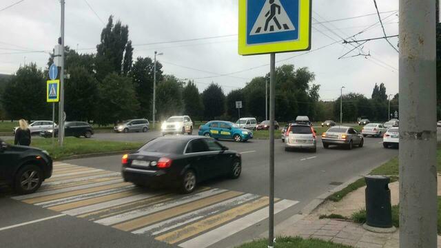В Калининграде под колёса легковушек попали две девушки, переходивших дорогу по 