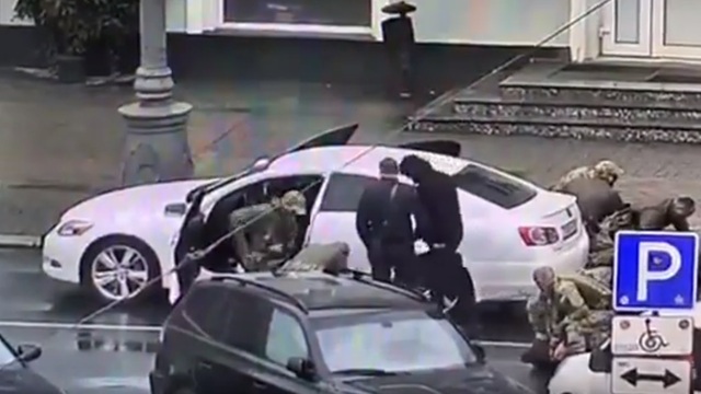 Заблокировали проезд и вытащили из машины: как задержали вымогателей на площади Победы (видео) 