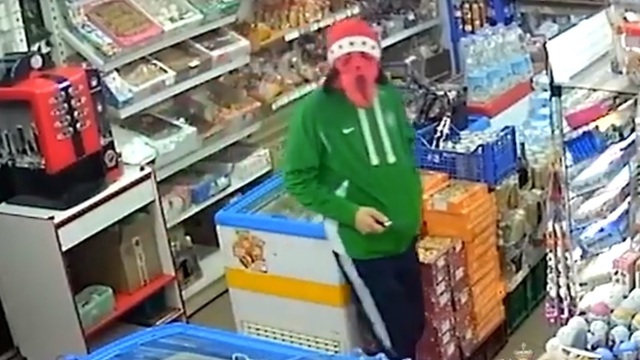 На ул. Иртышской грабитель в маске из фильма 