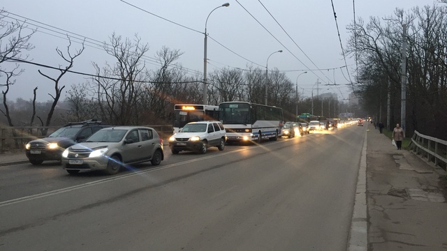 В Калининграде из-за пяти ДТП образовались километровые заторы на нескольких улицах 