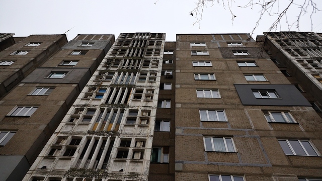 Жители высотки на Гайдара рассказали о 24-летней соседке, звавшей на помощь с карниза десятого этажа