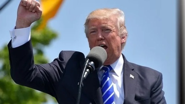 Конгрессмены проголосовали за импичмент Дональду Трампу  