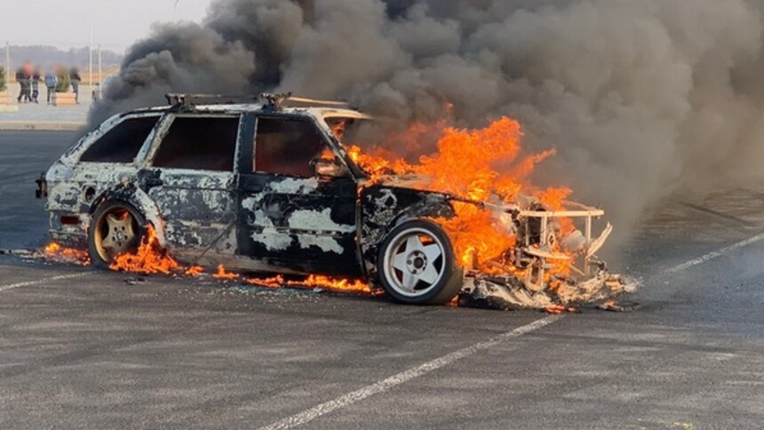 Возле стадиона “Калининград” сгорел BMW (фото) - Новости Калининграда | Фото: &quot;Сообщество автомобилистов Калининграда и области&quot;