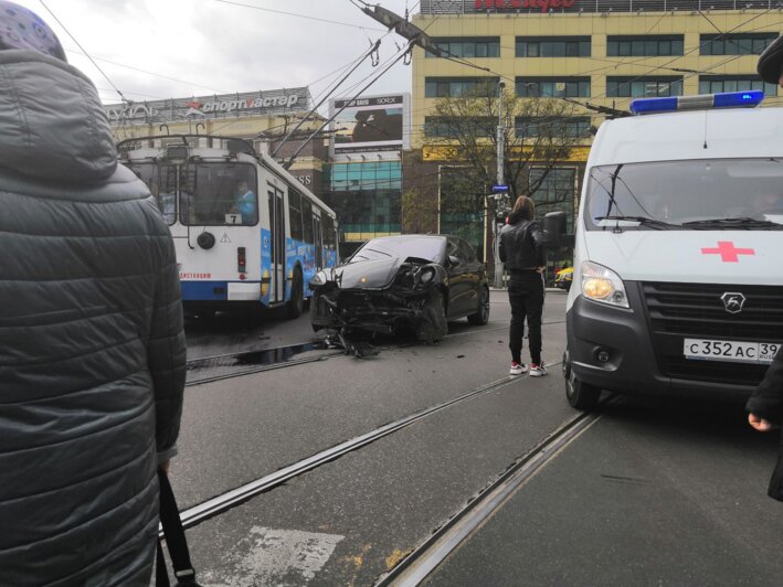 Из-за ДТП с участием Porsche на площади Победы образовался затор (фото) - Новости Калининграда | Фото: очевидец