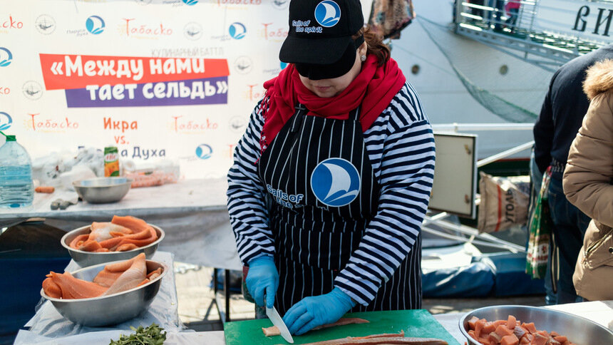 Кулинарная битва между обычными и незрячими поварами состоялась на Дне селёдки в Калининграде - Новости Калининграда