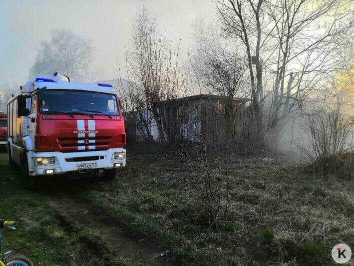В Тихорецком тупике из-за пала травы загорелись покрышки вблизи построек (фото) - Новости Калининграда | Фото очевидца